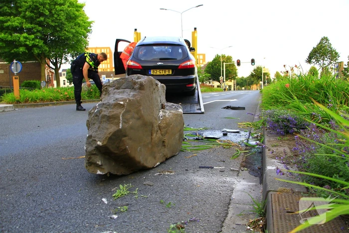 Automobiliste rijdt zwerfkei uit de grond