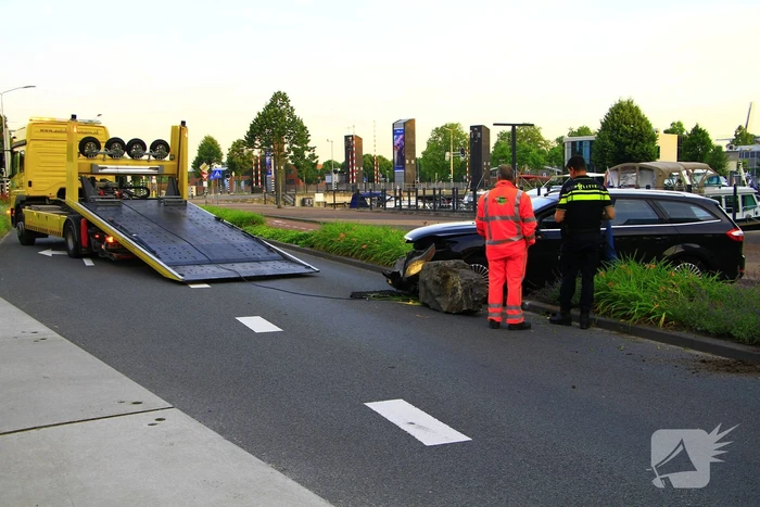 Automobiliste rijdt zwerfkei uit de grond