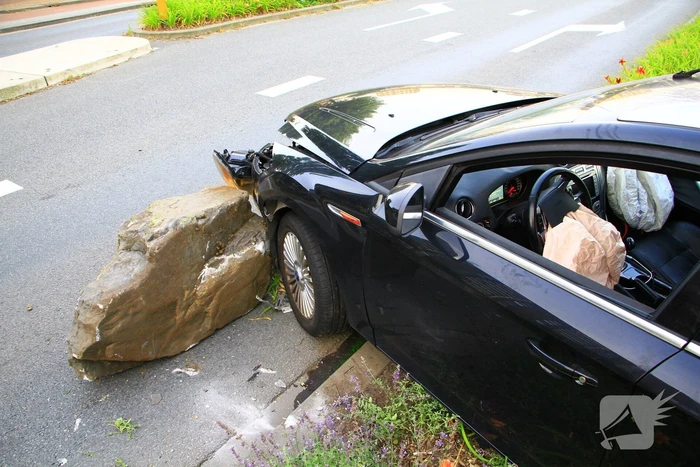 Automobiliste rijdt zwerfkei uit de grond