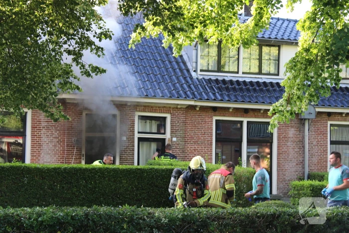 Politie haalt persoon uit brandende woning