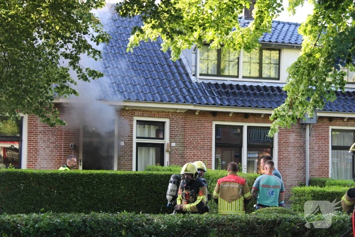Politie haalt persoon uit brandende woning