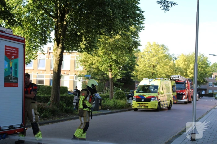 Politie haalt persoon uit brandende woning