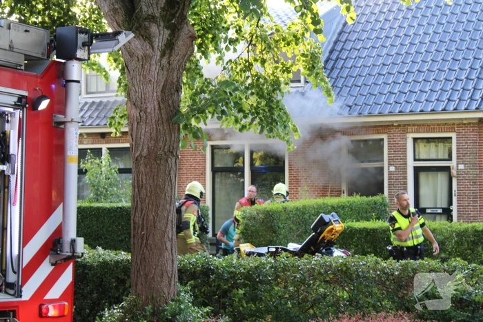 Politie haalt persoon uit brandende woning