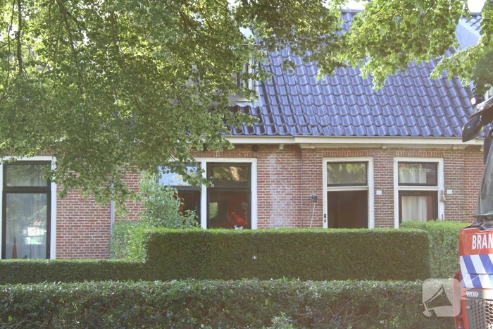 Politie haalt persoon uit brandende woning