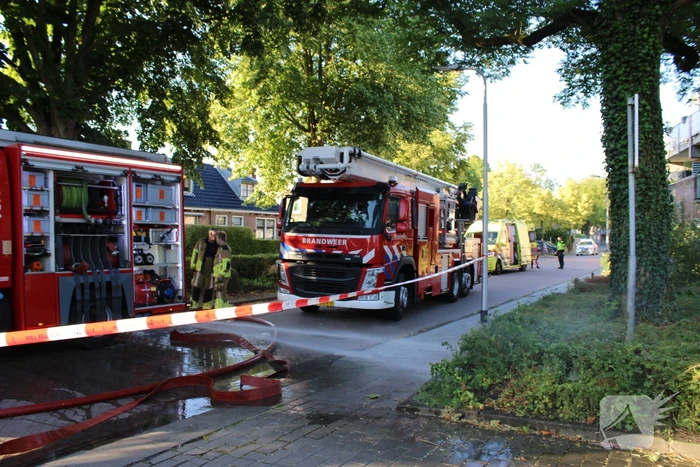 Politie haalt persoon uit brandende woning