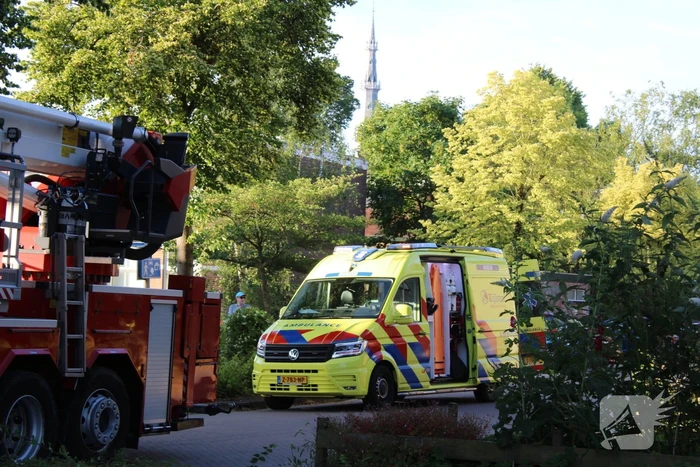Politie haalt persoon uit brandende woning