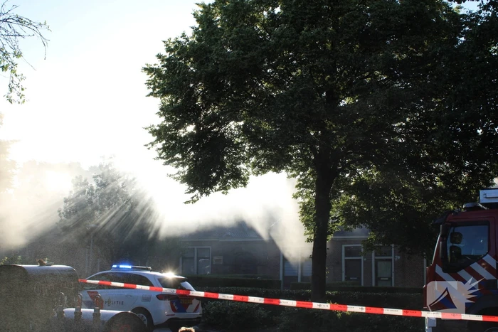 Politie haalt persoon uit brandende woning
