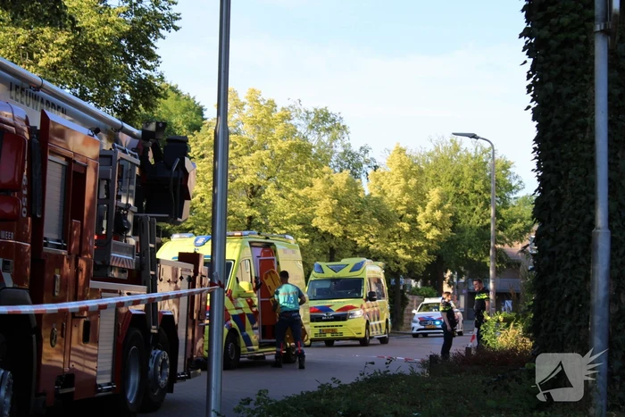 Politie haalt persoon uit brandende woning