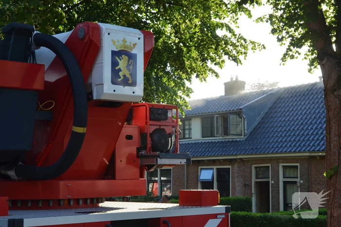 Politie haalt persoon uit brandende woning
