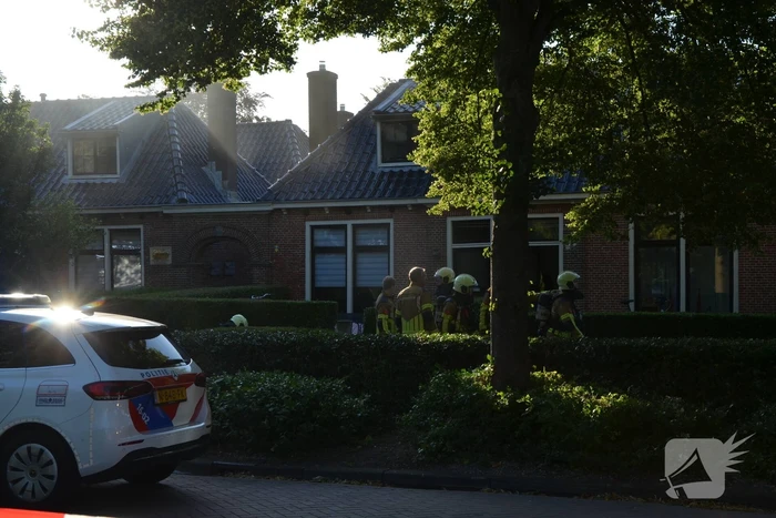 Politie haalt persoon uit brandende woning