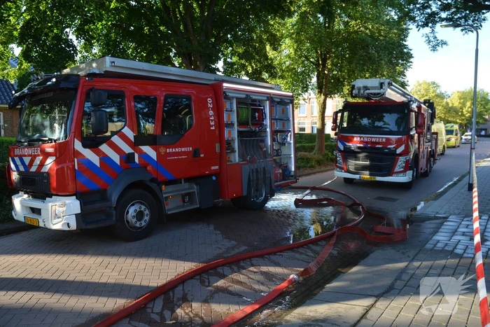 Politie haalt persoon uit brandende woning
