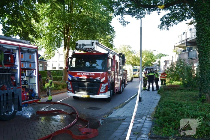 Politie haalt persoon uit brandende woning