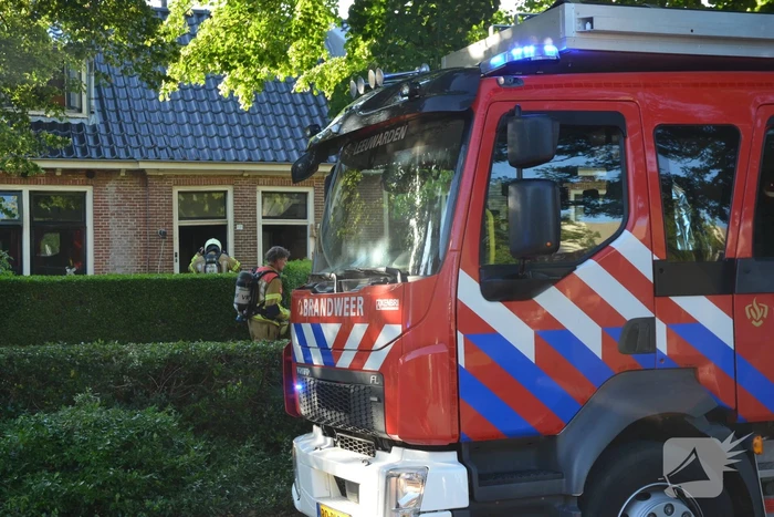 Politie haalt persoon uit brandende woning