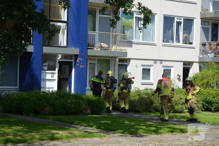 Omwonende merkt afgaande rookmelder op en waarschuwt tijdig de brandweer