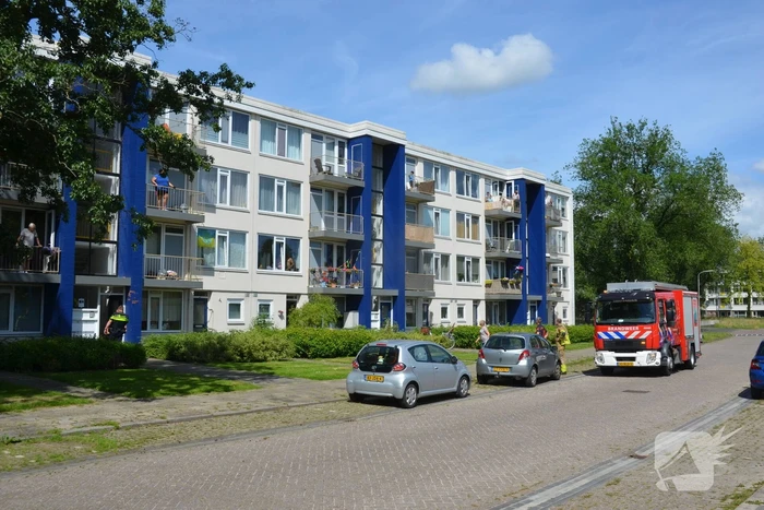 Omwonende merkt afgaande rookmelder op en waarschuwt tijdig de brandweer