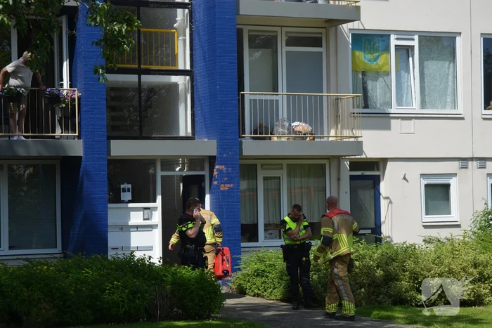Omwonende merkt afgaande rookmelder op en waarschuwt tijdig de brandweer