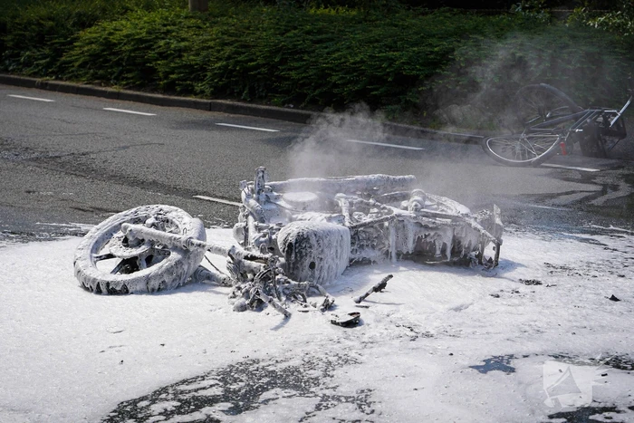 Motor afgebrand na botsing met fietser