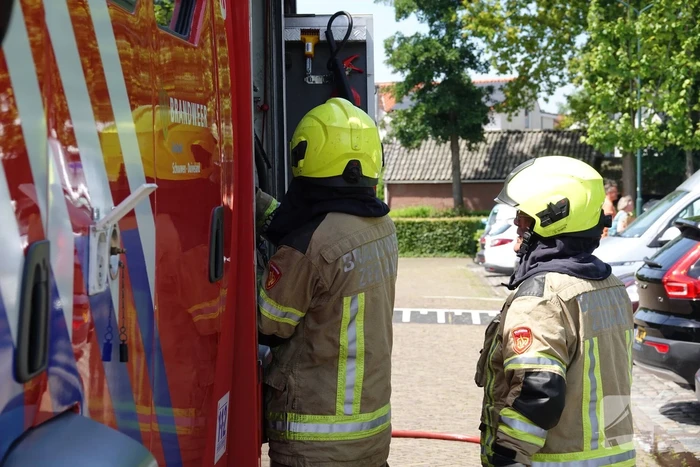 Kortsluiting onder motorkop zorgt voor brand