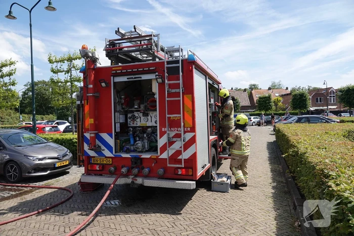 Kortsluiting onder motorkop zorgt voor brand