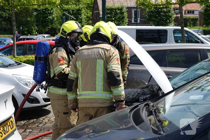 Kortsluiting onder motorkop zorgt voor brand