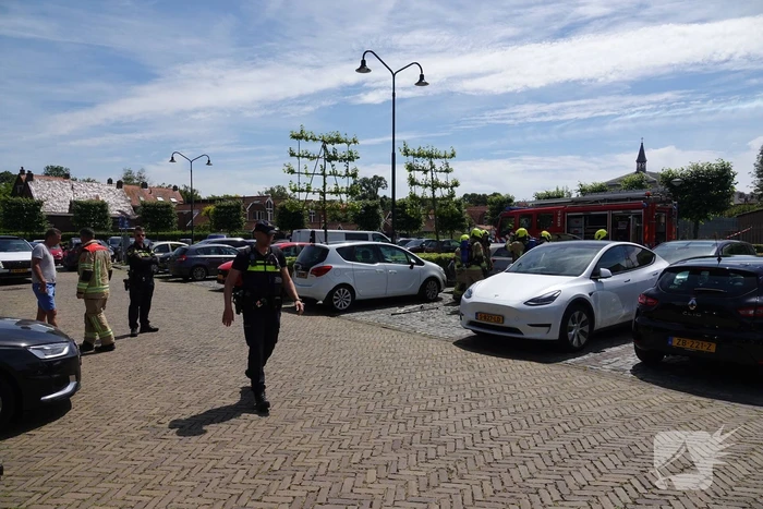 Kortsluiting onder motorkop zorgt voor brand