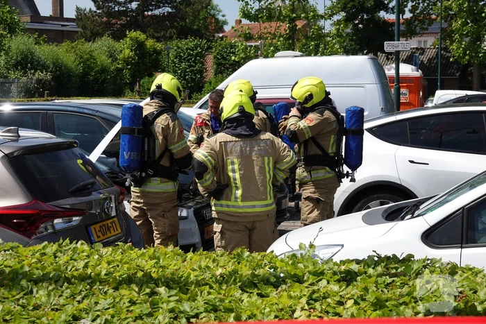 Kortsluiting onder motorkop zorgt voor brand