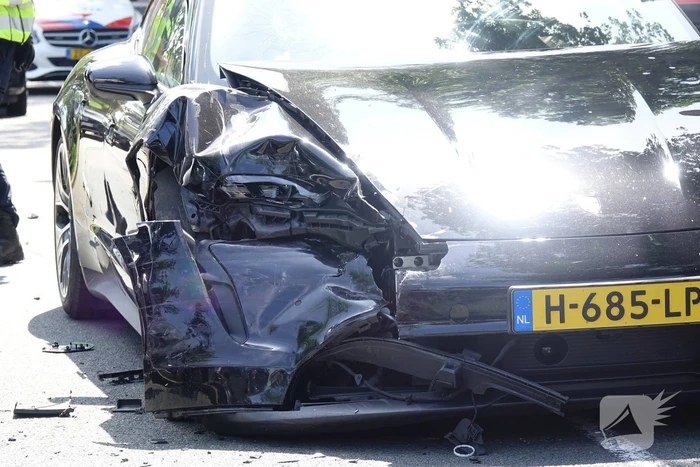 Porsche van bijna 150 000 beschadigd na botsing
