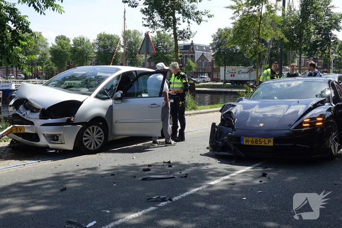 Porsche van bijna 150 000 beschadigd na botsing