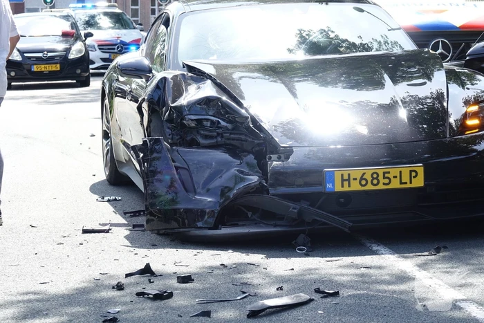 Porsche van bijna 150 000 beschadigd na botsing