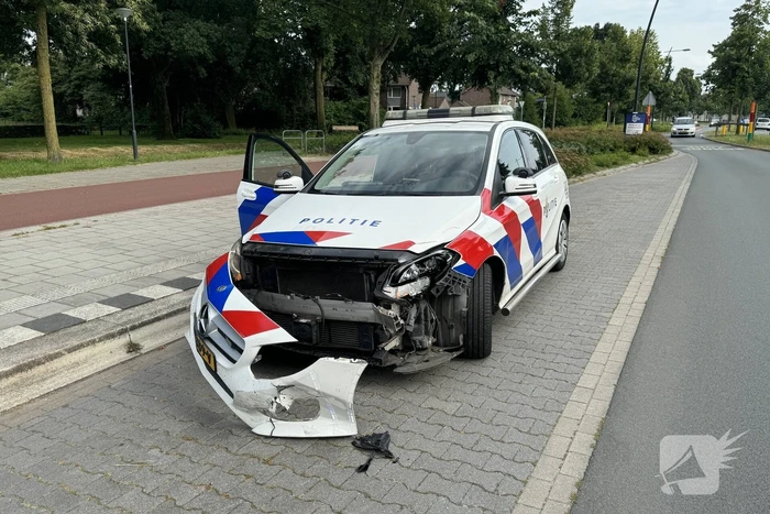 Politieauto zwaar beschadigd door botsing