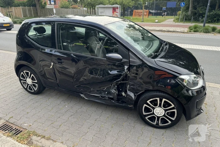 Politieauto zwaar beschadigd door botsing