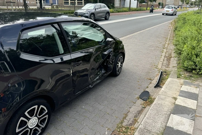 Politieauto zwaar beschadigd door botsing