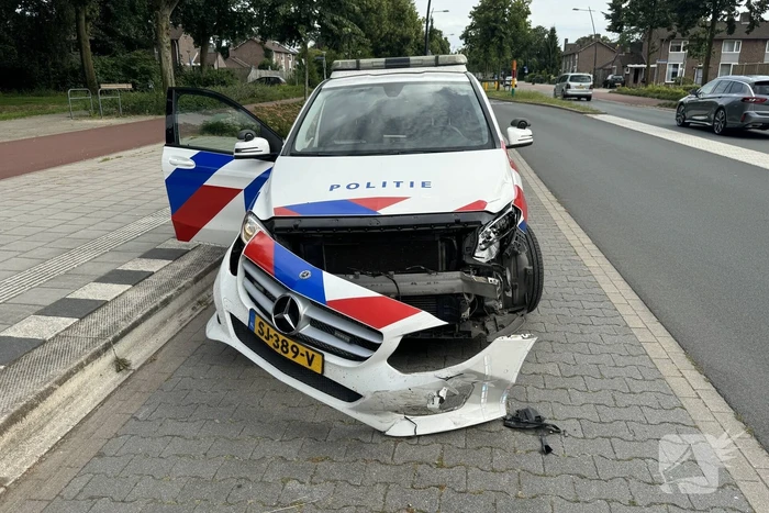 Politieauto zwaar beschadigd door botsing