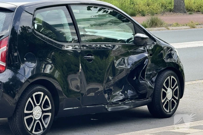 Politieauto zwaar beschadigd door botsing