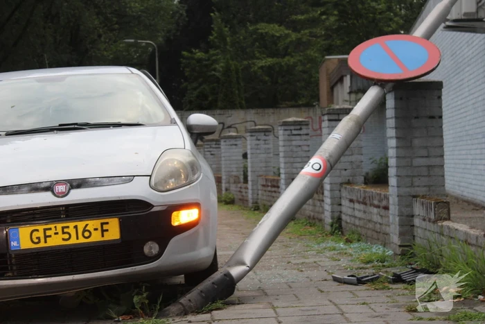Lantaarnpaal plat gereden na botsing