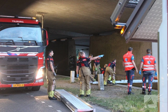 Persoon onwel op peiler van brug, brandweer haalt hem eraf