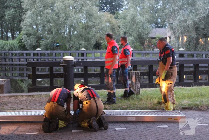 Persoon onwel op peiler van brug, brandweer haalt hem eraf