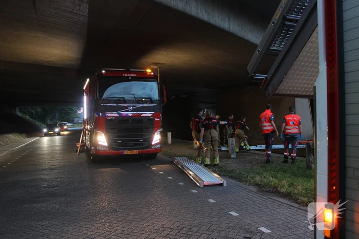 Persoon onwel op peiler van brug, brandweer haalt hem eraf