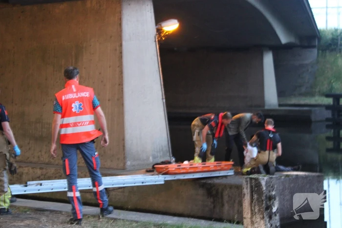 Persoon onwel op peiler van brug, brandweer haalt hem eraf