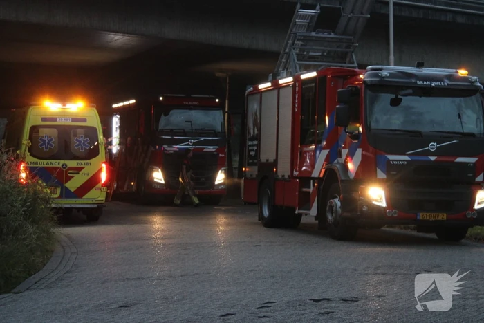 Persoon onwel op peiler van brug, brandweer haalt hem eraf