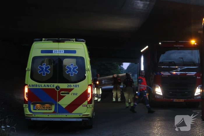 Persoon onwel op peiler van brug, brandweer haalt hem eraf