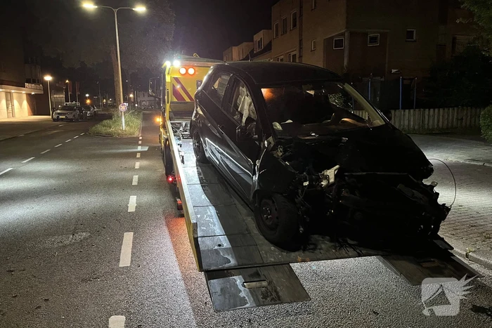 Auto zwaar beschadigd na crash