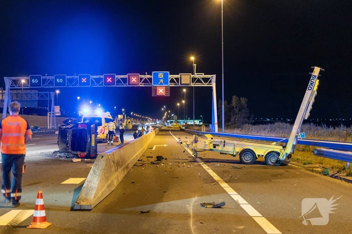 Aanrijding tussen een personenauto en een pijlwagen