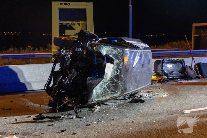 Aanrijding tussen een personenauto en een pijlwagen