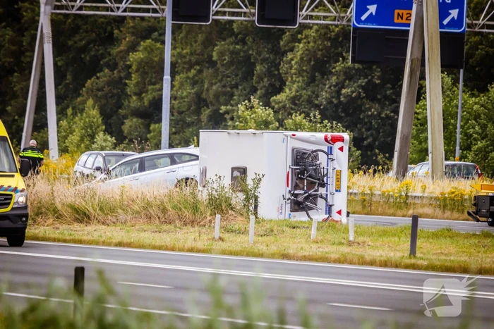 Caravan belandt op zijn kant