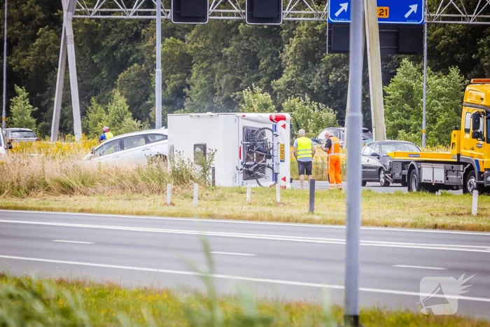 Caravan belandt op zijn kant