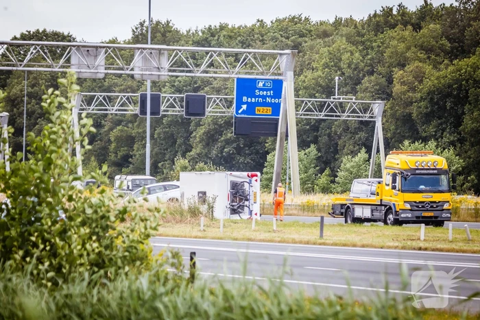 Caravan belandt op zijn kant