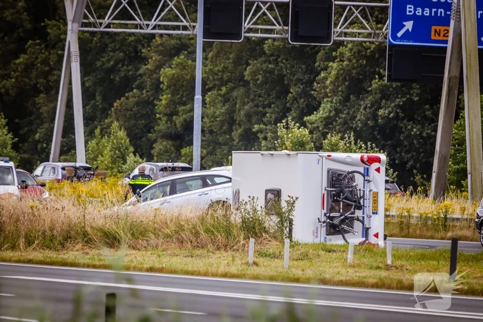 Caravan belandt op zijn kant