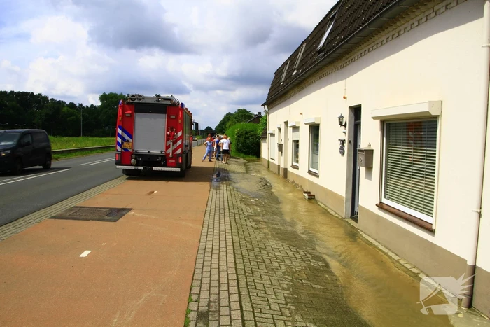 Waterleiding geknapt water loopt woningen binnen