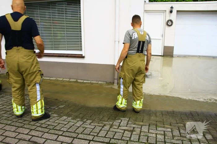 Waterleiding geknapt water loopt woningen binnen